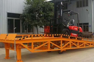 移動(dòng)式液壓登車橋